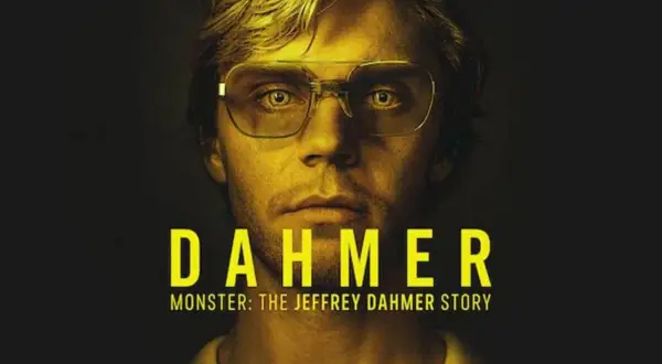 Plakat serialu "Dahmer – Potwór: Historia Jeffreya Dahmera" z Evanem Petersem w roli głównej.