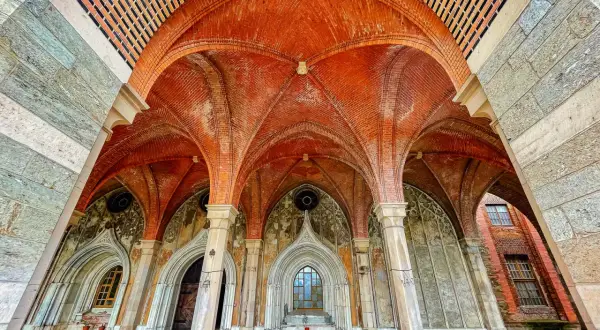 Gotyckie sklepienia i kamienne kolumny tworzą unikalne **kamieniec ząbkowicki atrakcje**. Wspaniała architektura zaprasza do odkrywania historii.