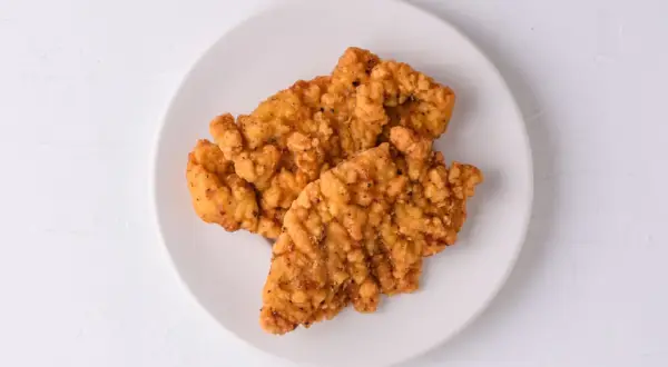 Chrupiące strips KFC na talerzu. Zastanawiasz się nad ich kcal?