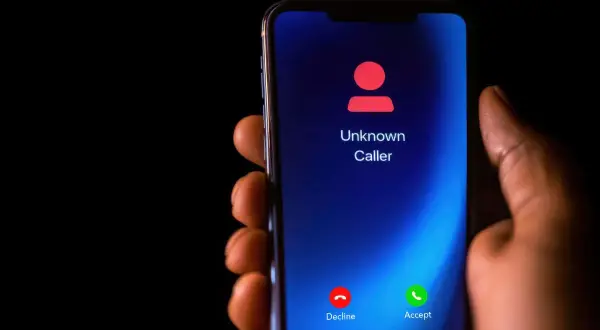 Telefon z ekranem blokady "Nieznany numer". Chcesz wiedzieć, jak zastrzec numer Play?