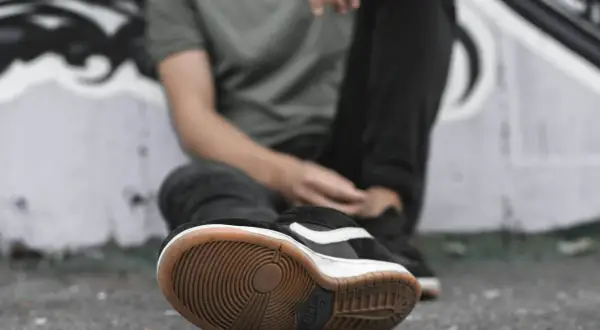 Scarpa da skate con suola consumata, tipica di chi fa street art e cammina molto.