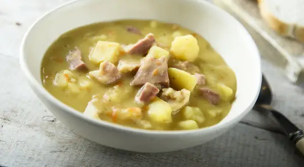 Gęsta, sycąca zupa grochowa przepis babci z ziemniakami i wędzonym boczkiem. Idealna na chłodne dni.