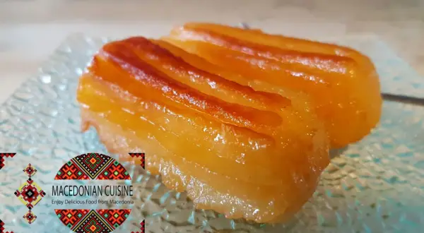 Dolci tulumba dorati e lucidi, pronti per essere gustati. Una deliziosa ricetta da provare!
