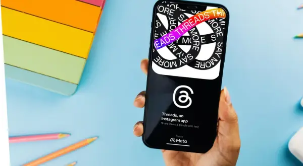Telefon z aplikacją Threads, która pozwala dzielić się pomysłami i trendami. Co to Threads? To nowa platforma od Meta.