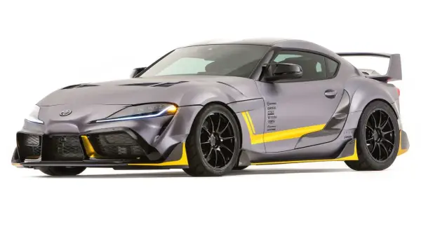 Toyota Supra gris con kit aerodinámico y detalles amarillos, un verdadero deportivo con motor BMW.