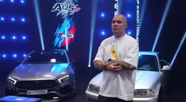 Mężczyzna w koszulce z bananem stoi między Mercedesem A45 a BMW M3.