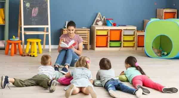 Ile opiekunek w przedszkolu? Kluczowe normy i wpływ na dzieci