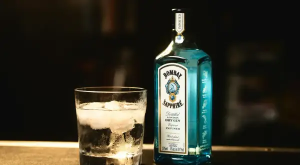 Szklanka z lodem i butelka Bombay Sapphire. Idealny na dobry tani gin na wieczór.