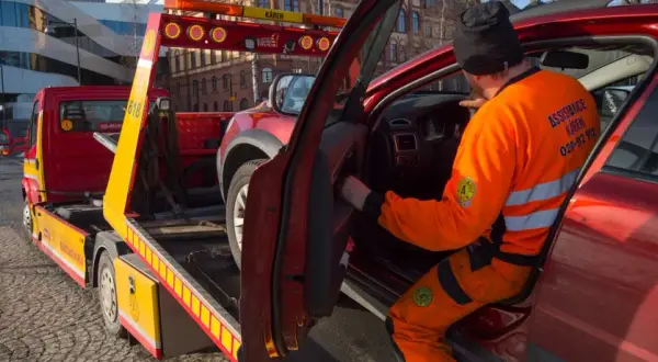 Bärgare hjälper en förare vars dieselbil fått bensin. Bilen lastas på en bärgningsbil.