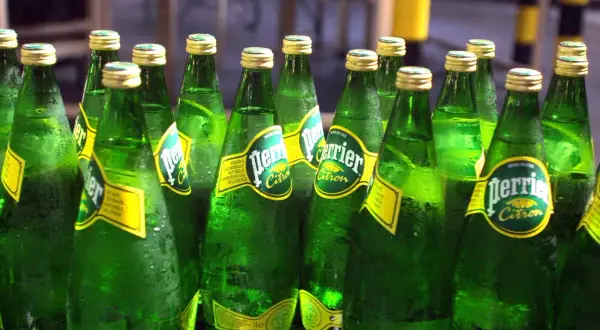 Des bouteilles de Perrier Citron, sans sucre, sont alignées. La question "le Perrier est-il bon pour la santé ?" reste ouverte.