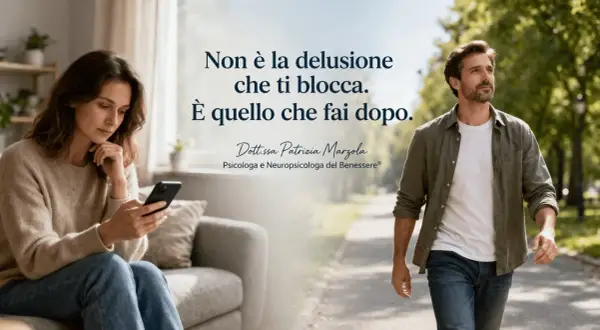 Donna al telefono, uomo che cammina. A volte ci si sente soli, anche in compagnia, pensando a chi non c'è.