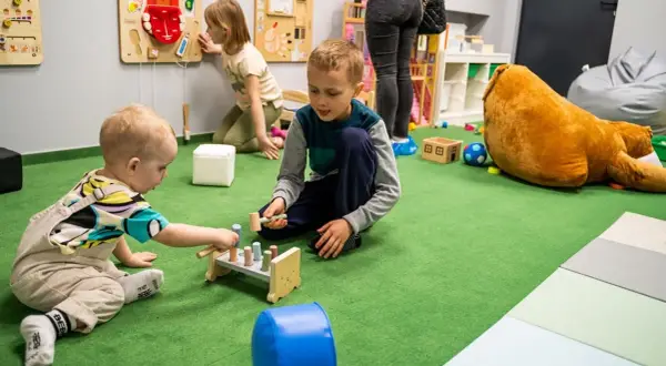 Zabawy sensoryczne, które rozweselą i zaangażują Twoje dziecko
