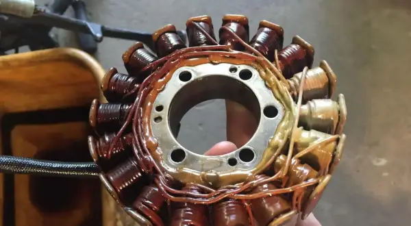 El estator de una moto, con sus bobinas de cobre recubiertas de barniz, listo para generar energía.
