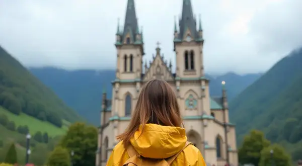 Kobieta w żółtej kurtce z plecakiem przed kościołem. To nie tylko wycieczka krajoznawcza, ale też pielgrzymka.