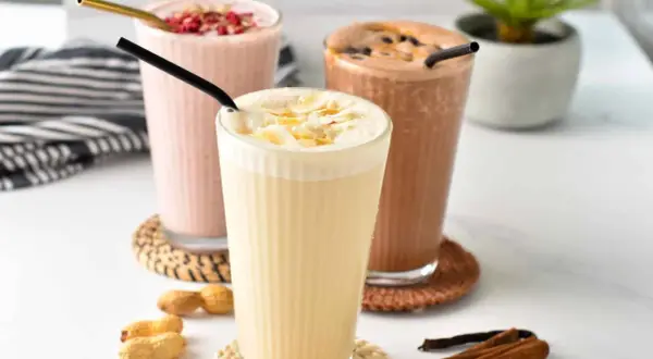 Drei leckere Protein-Shake-Rezepte: Vanille mit Kokosflocken, Beere und Schokolade. Perfekt für nach dem Training!