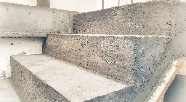Betonowe schody w budowie, widać jeszcze ślady szalunku. To właśnie szalunek co to jest, tymczasowa forma dla betonu.