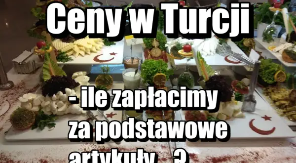 Bufet z jedzeniem w Turcji, z napisami "Ceny w Turcji" i "Ile zapłacimy za podstawowe artykuły...?".