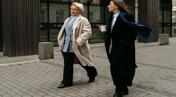 Warstwowe stylizacje do biura zimą: Elegancja bez dodawania objętości?