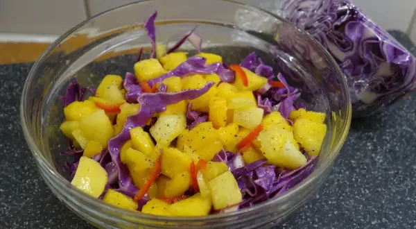 En färgglad påsksallad med mango, rödkål och paprika. En frisk och somrig rätt som passar perfekt till påskbordet.