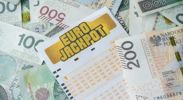 Kupon Eurojackpot na tle polskich banknotów. Jaka jest szansa wygrania w Eurojackpot? To pytanie zadaje sobie wielu graczy marzących o wielkiej wygranej.