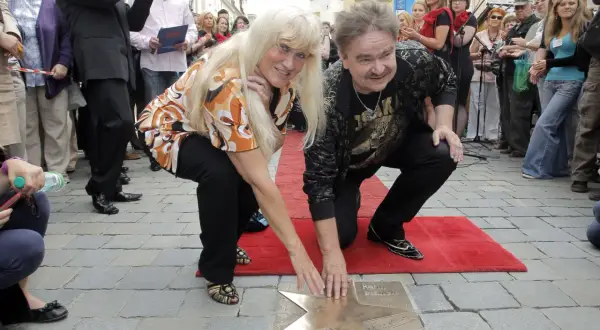 Bartłomiej Korda, syn Wojciecha Kordy, odsłania gwiazdę w Alei Gwiazd.