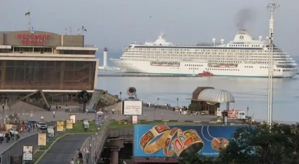 Großes Kreuzfahrtschiff verlässt den odessa port. Ein Leuchtturm wacht über die Einfahrt.