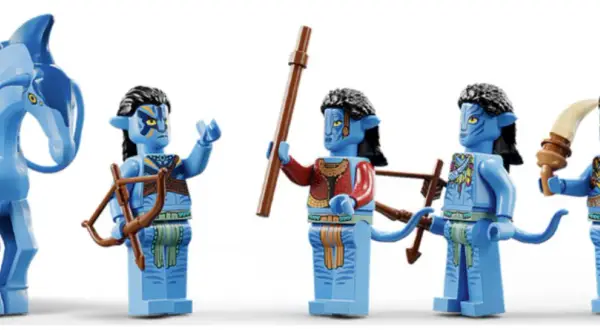 Lego Avatar istota wody: niebieskie figurki Na'vi z łukami, włóczniami i zwierzęciem.
