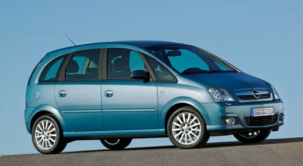 Niebieski Opel Meriva 1.4 benzyna stoi na drodze pod błękitnym niebem.