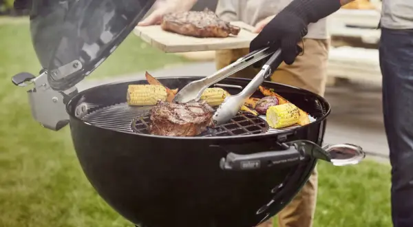 Na grillu bbq co to znaczy, soczysty stek i kukurydza dymią.