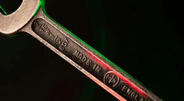 Clé à molette "Made in England", un outil essentiel pour la mécanique automobile, symbolisant la réparation et la précision.