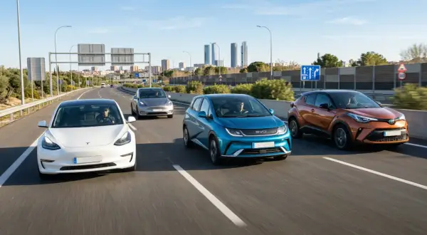 Un Tesla blanco, un BYD azul y un Toyota naranja circulan por una autopista, mostrando los coches eléctricos más vendidos.