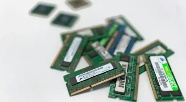 Stos starych modułów RAM, niektóre wyglądają jak DDR3, inne jak DDR4, czekają na recykling.