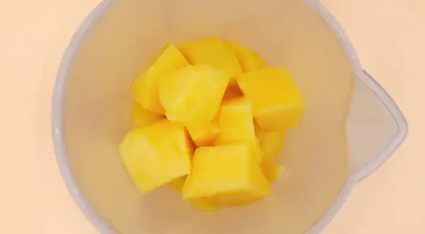 Kawałki mango w przezroczystej misce. Zastanawiasz się, czy galaretka z mango stężeje?