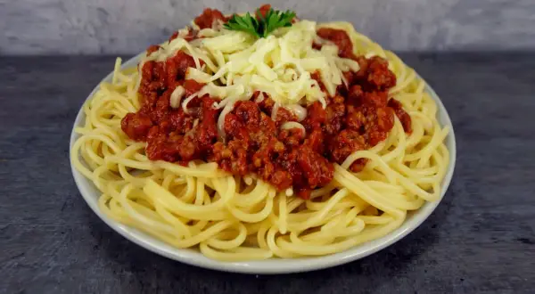 Ile kalorii ma spaghetti bolognese? Sprawdź, jak zredukować kalorie