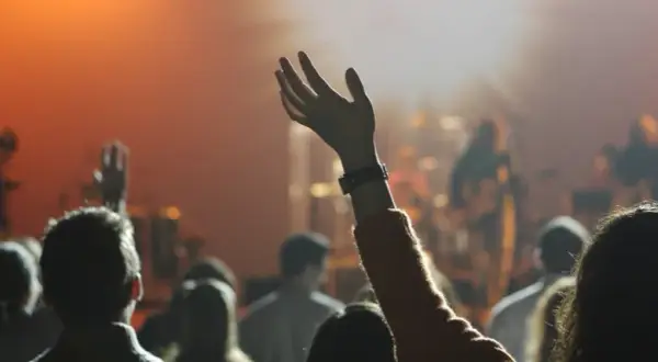 Ile trwa koncert? Wszystko, co musisz wiedzieć przed wyjściem