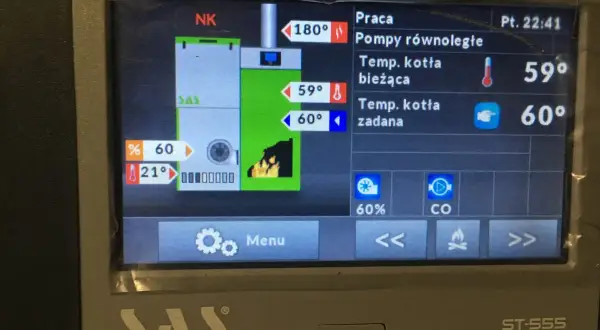 Wyświetlacz sterownika TECH ST-555p pokazuje ustawienia kotła: bieżąca temperatura 59°, zadana 60°, zasyp 60%.