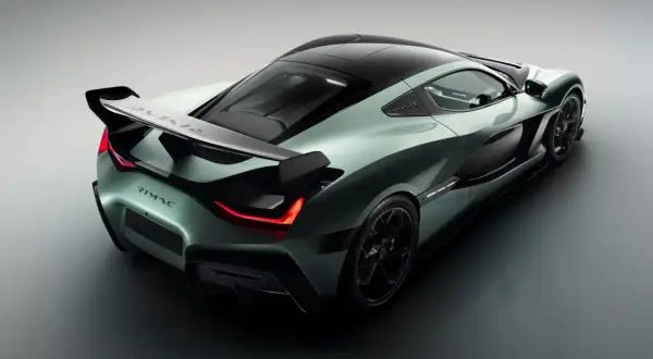 El Rimac Nevera, un hiperdeportivo eléctrico, muestra su diseño aerodinámico y alerón trasero. Su aceleración de 0 a 100 km/h es asombrosa.