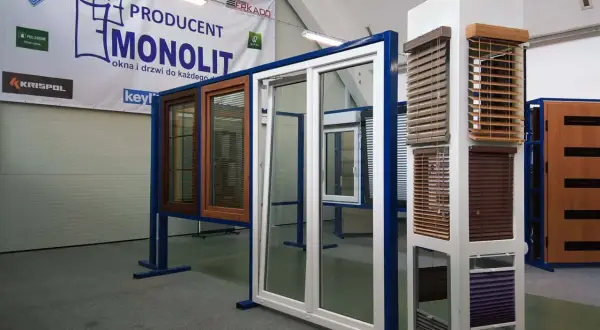 Ekspozycja okien, drzwi i żaluzji w salonie.