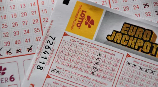 Kupon Eurojackpot z zaznaczonymi liczbami. Zastanawiasz się, ile jest do wygrania w Eurojackpot?