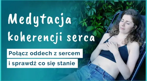 Kobieta w pozycji leżącej, z dłońmi na sercu, praktykuje medytację koherencji serca. Napis: "Połącz oddech z sercem i sprawdź, co się stanie".