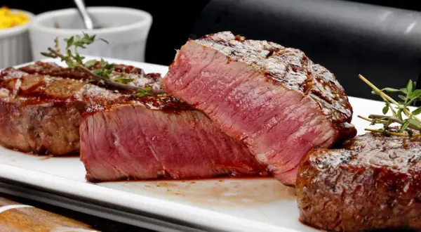 Saftiges Steak medium gebraten, perfekt gegart mit zarter rosa Mitte und knuspriger Kruste, garniert mit frischem Thymian.