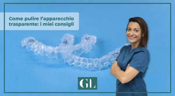 Consigli su come pulire l'apparecchio trasparente. Una donna sorride accanto a un apparecchio dentale trasparente.