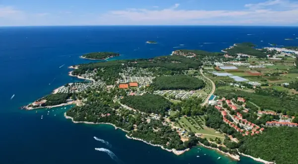 Malownicza linia brzegowa Chorwacji z kempingami i domkami, idealna na chorwacja last minute samolotem.