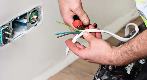 Ile bierze elektryk za godzinę? Poznaj stawki i ukryte koszty