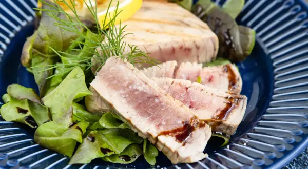 Perfekt gebratener Thunfisch auf Salat mit Zitrone und Dill. Ein Genuss für jeden Fischliebhaber.