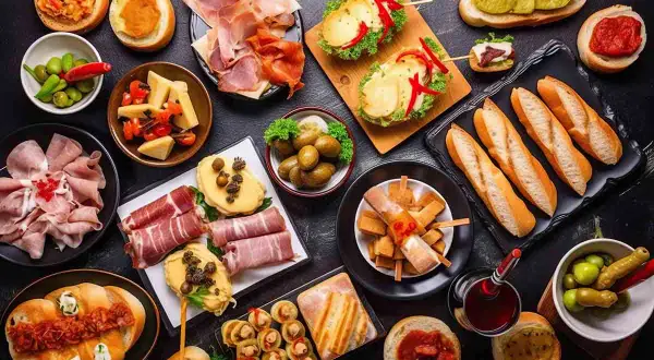 Deliciosas recetas de comidas para cumpleaños adultos: tapas variadas, bocadillos, embutidos y aceitunas. ¡Un festín para celebrar!