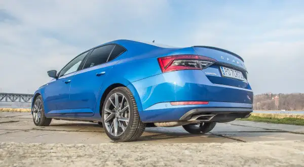 Niebieska Skoda Superb z dieslem, zaparkowana nad wodą. Czy to ostatnie lata diesla w Europie?