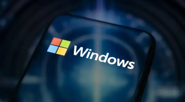 Logo Windows 10 na ekranie smartfona. Sprawdź, jakie są windows 10 wymagania, by cieszyć się płynnością działania.
