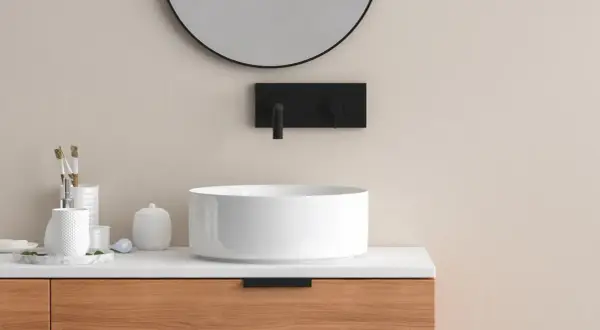 Rubinetto lavabo a parete: design moderno, pulizia facilitata. Valuta pro e contro per il tuo bagno.