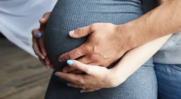 Hybrydy w ciąży: Bezpieczny manicure dla przyszłych mam? Fakty